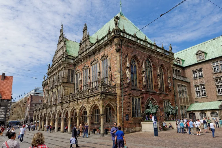 Jogger vor blauem Himmel Jogger vor blauem Himmel